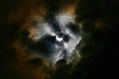 Imatge fantasmag&ograve;rica de l&#039;eclipsi vist des de Barcelona.