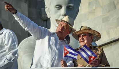 Miguel Díaz-Canel y Raúl Castro, este miércoles en la manifestación por el Primero de Mayo en La Habana.
