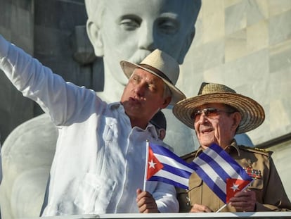 Miguel Díaz-Canel y Raúl Castro, este miércoles en la manifestación por el Primero de Mayo en La Habana.