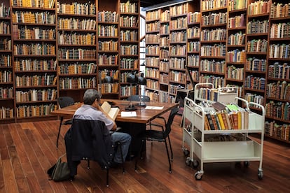 Un hombre lee en una librería pública de Ciudad de México.