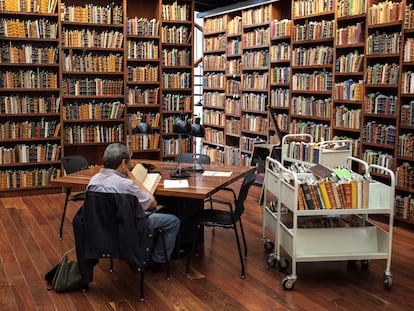 Un hombre lee en una librería pública de Ciudad de México.