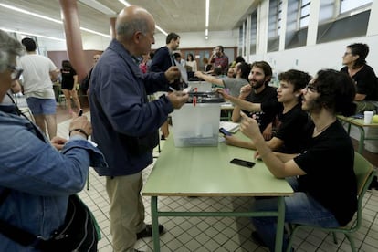 Pessoas votam em Barcelona.