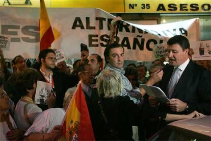 Frente a la sede del PSOE en Madrid, simpatizantes del partido ultraderechista Alternativa Española (AE) han protestado contra el estreno de la obra de Rubianes. En la imagen, el secretario general de la formación radical, Rafael López.