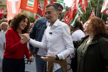 La líder de CC OO en Andalucía, Nuria López, saluda al coordinador general de Izquierda Unida, Antonio Maíllo, durante la manifestación en Sevilla.