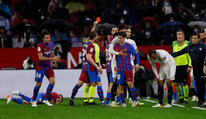 El árbitro le muestra la tarjeta roja a Koundé en el partido del Sevilla contra el Barcelona.