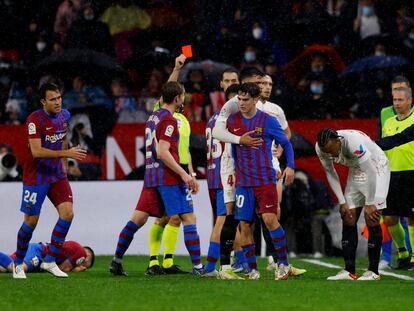 El árbitro le muestra la tarjeta roja a Koundé en el partido del Sevilla contra el Barcelona.