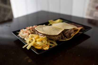Plato de carne asada del Bar Honduras. 
