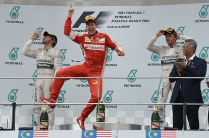 Sebastian Vettel celebra la victoria ante Lewis Hamilton y Nico Rosberg