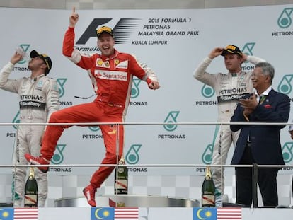 Sebastian Vettel celebra la victoria ante Lewis Hamilton y Nico Rosberg