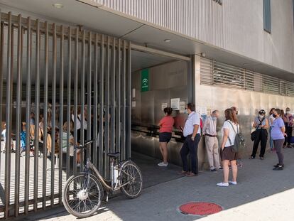 Colas para acceder al centro de salud El Alamillo, en Sevilla, en 2020.