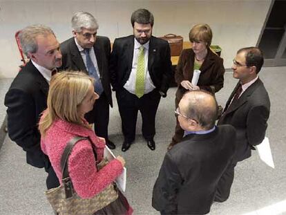 De izquierda a derecha y en el sentido de las agujas del reloj, Ainhoa Domaica, un asesor, Karmelo Sainz de la Maza, Juan María Aburto, Esther Larrañaga, otro asesor, y el consejero de Asuntos Sociales, Javier Madrazo.