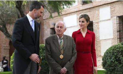 Goytisolo, el último escritor español que recogió el Cervantes, entre los reyes Felipe y Letizia, en 2015.