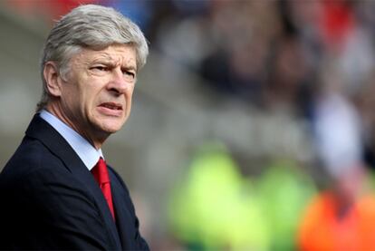 Wenger, durante un partido de fútbol con el Arsenal.