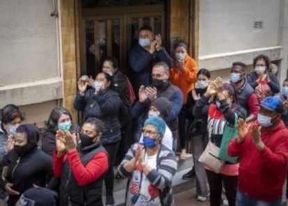 Els veïns celebren l'ajornament del desnonament a Ciutat Meridiana, Barcelona.