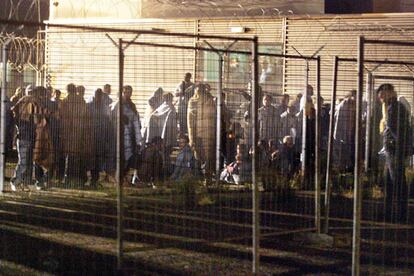 Los arrestados en el centro de detención fueron desalojados de inmediato, lo que no impidió la tragedia. Otras 15 personas resultaron heridas, incluidos algunos miembros de los servicios de socorro.