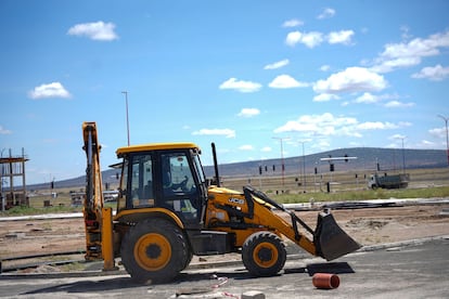 Una excavadora prepara una de las carreteras del interior de la tecnópolis de Konza. El terreno de la futura ciudad es de 2.000 hectáreas.