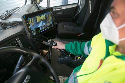 Los conductores vacían los contenedores desde la cabina con un 'joystick' y una pantalla.