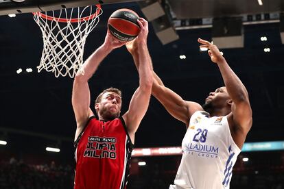 Yabusele pelea un rebote con Melli. Euroleague