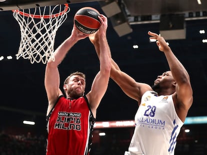 Yabusele pelea un rebote con Melli. Euroleague