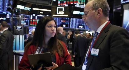 Operadores trabajan en la Bolsa de Nueva York.