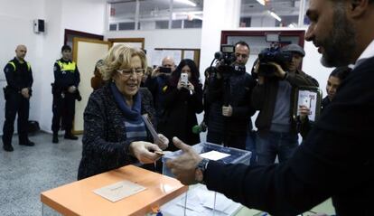 La alcaldesa de Madrid Manuela Carmena vota en el IES Conde de Orgaz