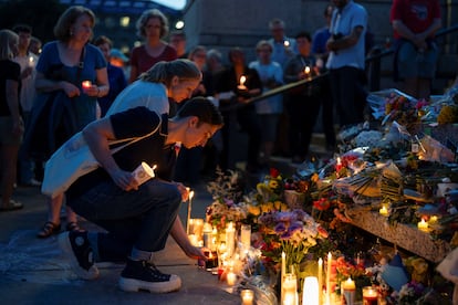 Asistentes a una ofrenda dedicada a Melissa Hortman y su esposo Mark, en Minnesota, el 18 de junio de 2025.
