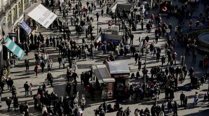 Bullicio en la Puerta del Sol madrile&ntilde;a, en &eacute;poca de compras navide&ntilde;as.