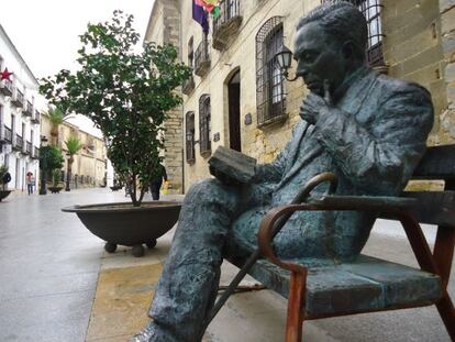 Estatua de Antonio Machado en la Calle San Pablo de Baeza.