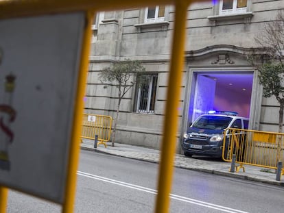 Furg&oacute;n policial en el que viajaba Junqueras al salir del Supremo.