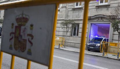 Furgón policial en el que viajaba Junqueras al salir del Supremo.