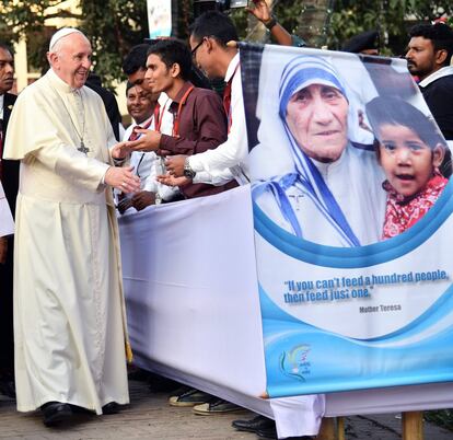 El papa Francisco (izq) saluda a su llegada a una reunión ecuménica e interreligiosa por la paz con el papa Francisco en el jardín del Arzobispado en Dacca (Bangladés).