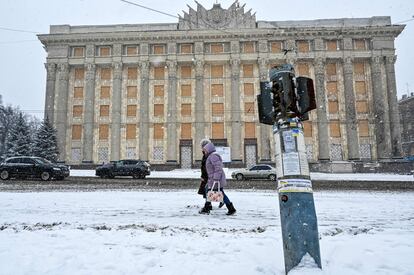 Vecinos de Járkov pasan frente al edificio del gobierno provincial, dañado por un bombardeo ruso al inicio de la invasión, hace casi un año.
