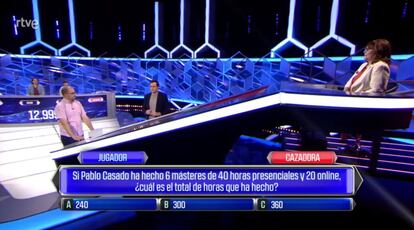 Rótulo con una pregunta sobre Pablo Casado en el programa 'El cazador' de TVE.