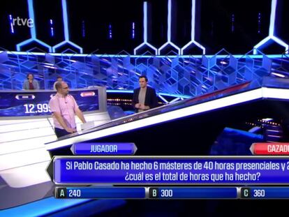 Rótulo con una pregunta sobre Pablo Casado en el programa 'El cazador' de TVE.