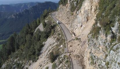 La carretera del Coll de Jou, en el Solsonès, afectada por un desprendimiento esta semana. 
