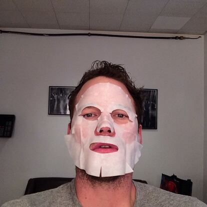 Las mascarillas también son para hombres y así lo demuestra Chris Pratt. El actor estadounidense subió esta foto en el 'backstage' del show televisivo de David Letterman: "¿Estoy llevando esta horripilante máscara porque me hará estar más radiante?", se preguntó el intérprete de 'Guardianes de la galaxia' y la última entrega de 'Parque Jurásico'.