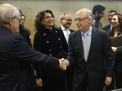 El ministre Cristóbal Montoro, saluda el conseller Andreu Mas-Colell.