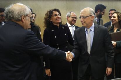 El ministre Cristbal Montoro, saluda el conseller Andreu Mas-Colell.