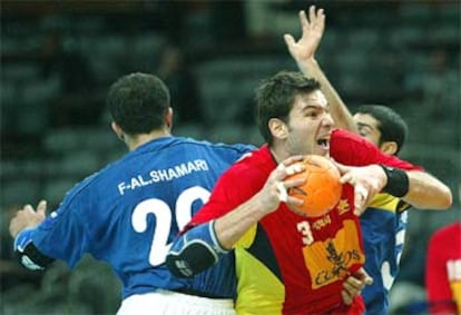 Prieto intenta lanzar a gol con la oposición de dos jugadores kuwaitíes.