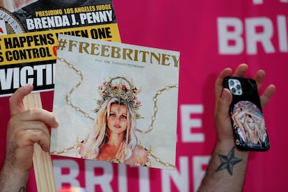 Un fan protesta en apoyo de Britney Spears con imágenes de ella, en Los Ángeles, California, en julio de 2021.