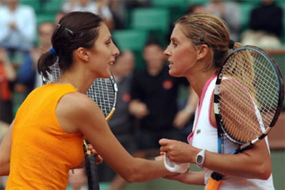 Anastasia Myskina (izquierda) felicita a María Antonia Sánchez Lorenzo al término del encuentro.