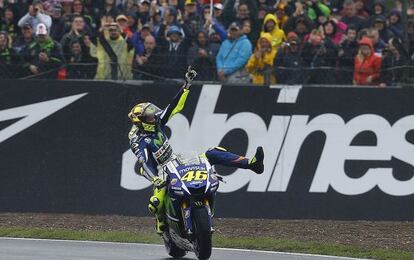 Rossi celebra la seva victòria a Silverstone.