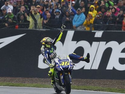 Rossi celebra la seva victòria a Silverstone.