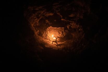 Elena, de Alemania, adapta el mito de la caverna de Platón en su actuación en una cueva de Antípaxos.