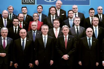 Jens Stoltenberg posa junto a los ministros de Exteriores de los Estados miembros de la OTAN, durante la tradicional foto de familia.