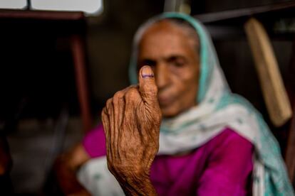 Una mujer muestra su dedo pulgar entintado tras votar durante la tercera fase de las elecciones locales de Nepal en un centro electoral del distrito de Birgunj Parsa, a 150 kilómetros al sur de Katmandú (Nepal).