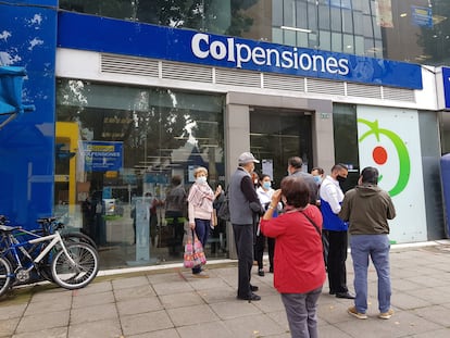 Personas esperan frente a una sucursal de Colpensiones, en Bogotá (Colombia), en junio de 2020.