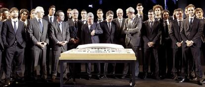 Directivos y jugadores del Atl&eacute;tico de Madrid posan durante la presentaci&oacute;n del nuevo estadio tras la remodelaci&oacute;n de La Peineta.