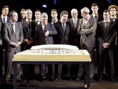 Directivos y jugadores del Atl&eacute;tico de Madrid posan durante la presentaci&oacute;n del nuevo estadio tras la remodelaci&oacute;n de La Peineta.