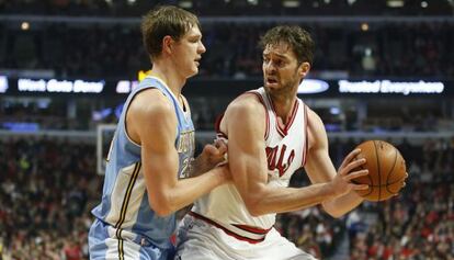 Pau Gasol, defendido por Mozgov.